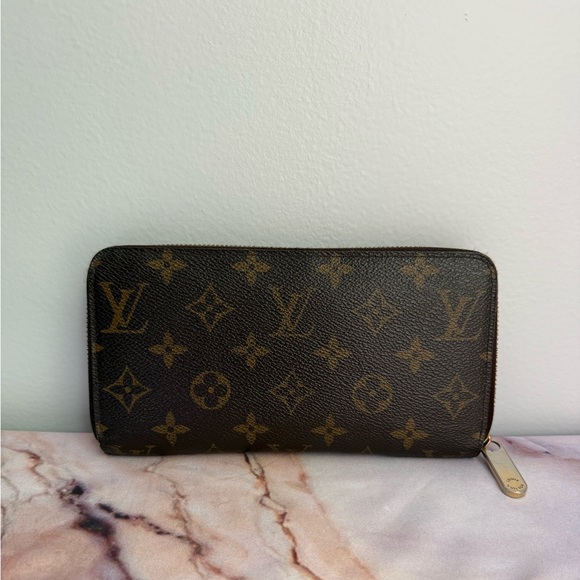 Authentic Louis Vuitton Zippy Wallet - Picture 1 of 13